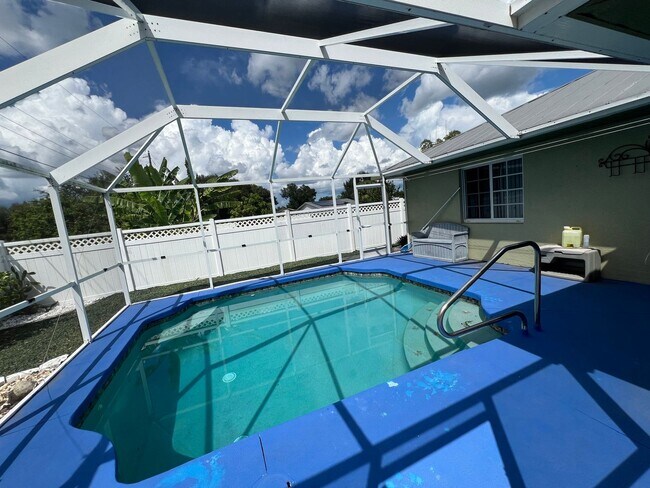Building Photo - ($2,095) * ANNUAL ** Pool ** 3 Bed / 2 Bath - Harbor Heights  ** Single Family Home