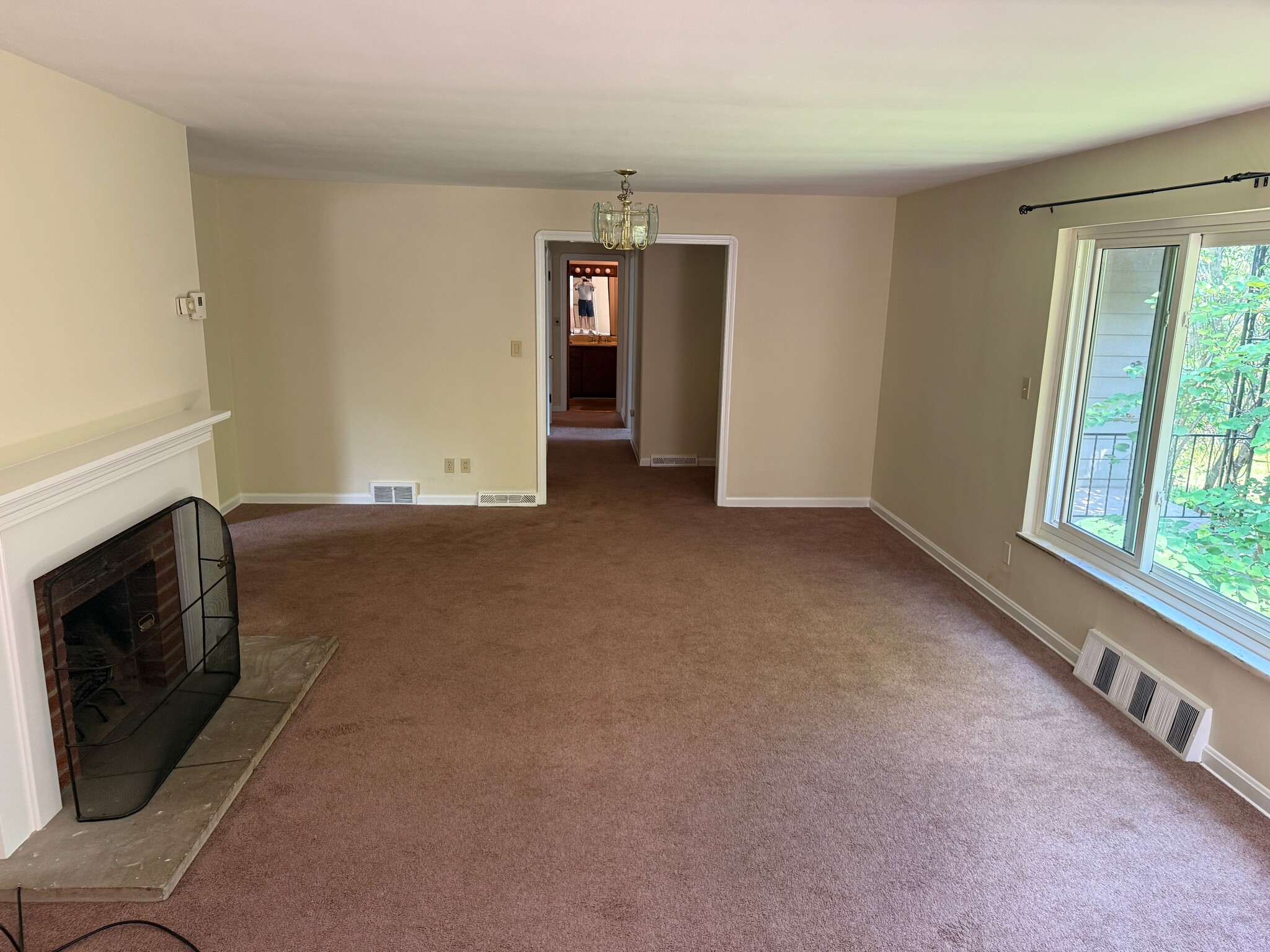 living room - 511 E Royalton Rd