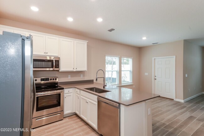 Building Photo - 7415 Palm Hills Dr