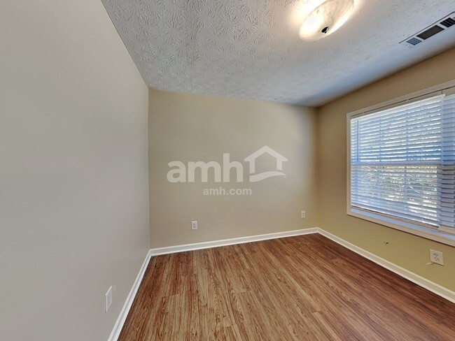 Building Photo - 125 Sanders Walk