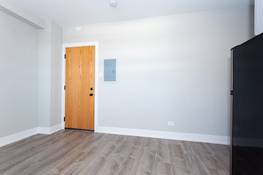 Building Photo - 545 W Belmont Ave