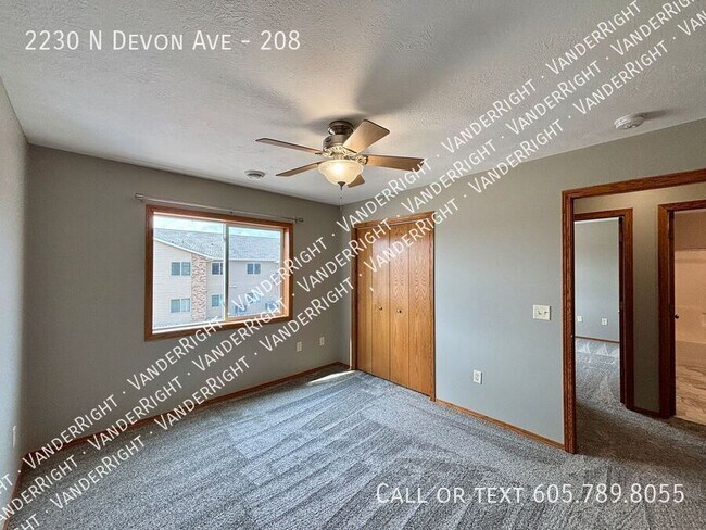 Building Photo - 2230 Devon Ave