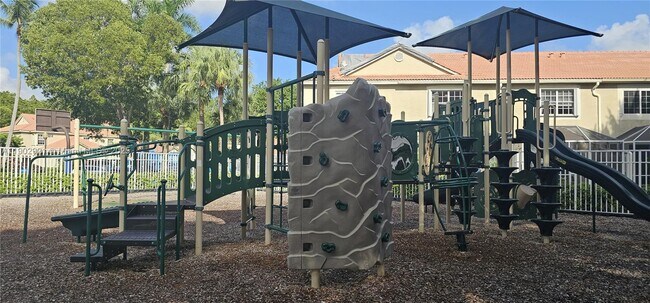 Building Photo - 1002 Sevilla Cir