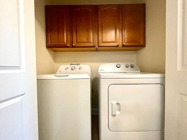 Building Photo - Spacious 4 Bedroom 2.5 Bath Home