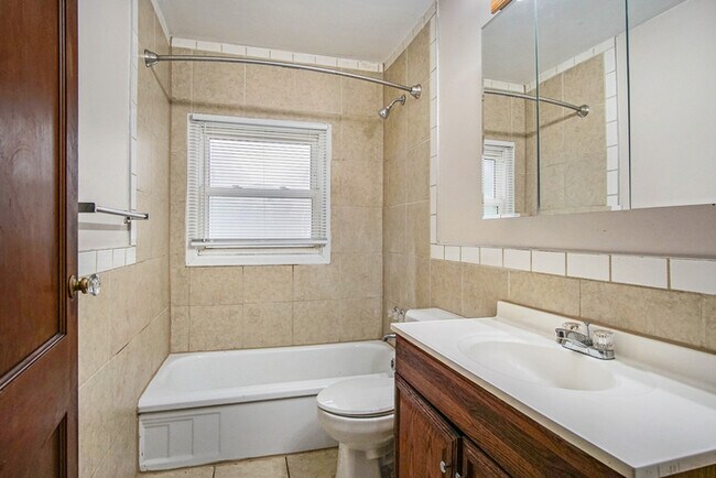 Building Photo - Three bedroom south side retreat