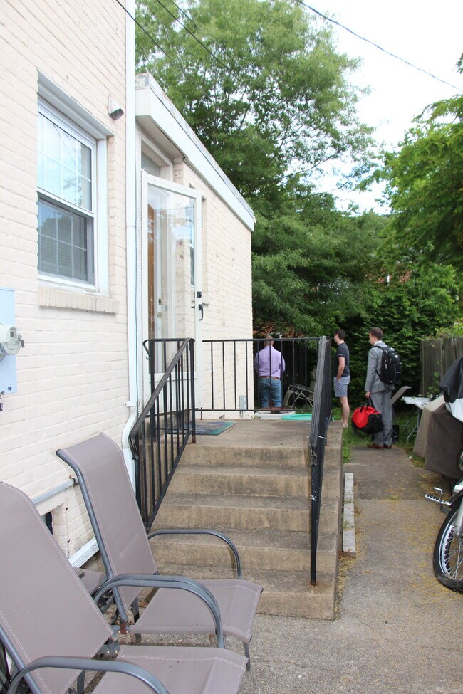 Building Photo - 633 N Nelson St