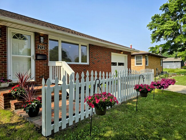 Building Photo - 212 Roanoke Ave
