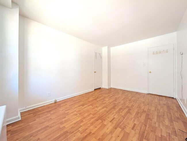 Building Photo - 225 St Pauls Ave