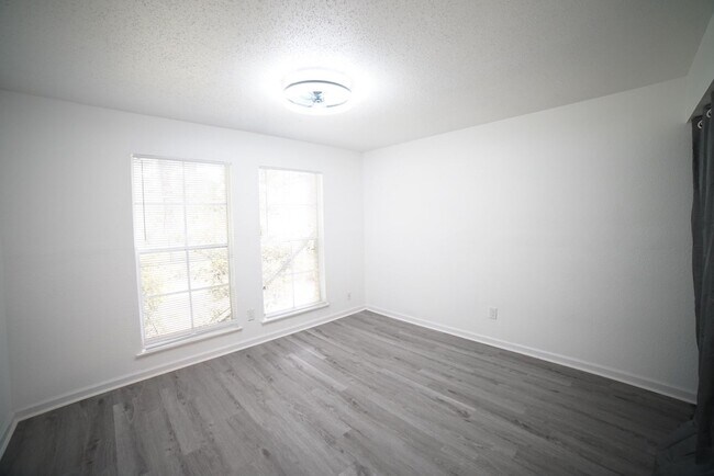 Building Photo - BEAUTIFULLY UPDATED 2 Bed / 1 Bath Condo o...