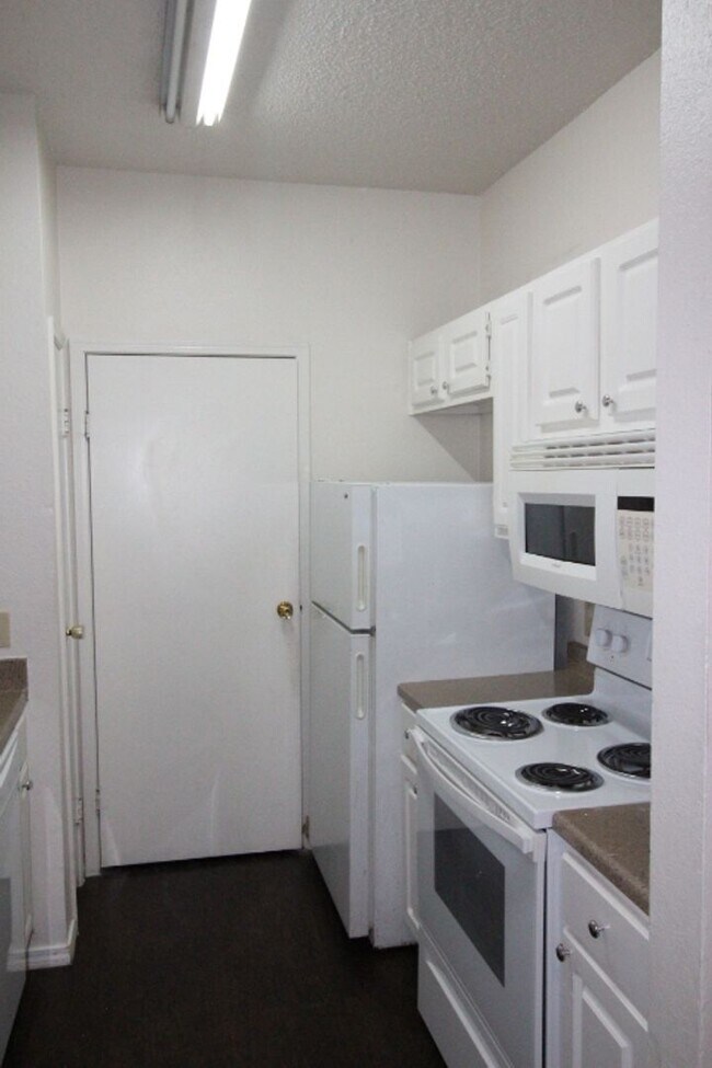 Building Photo - Edgecreek Condo