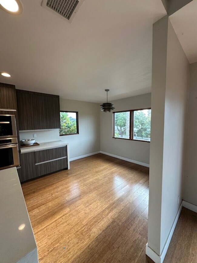 Building Photo - 402 S Clementine St