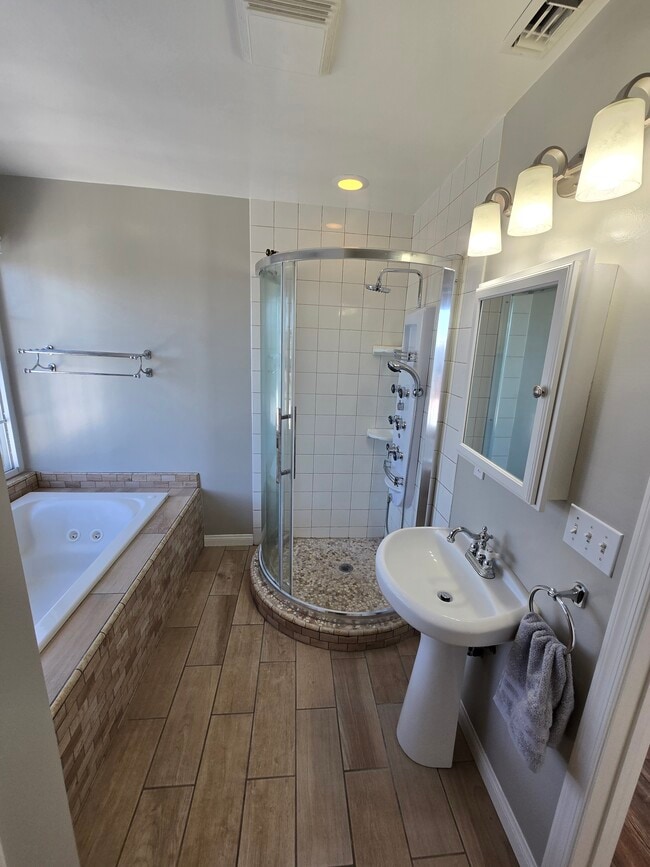 Building Photo - 833 Skyland Dr