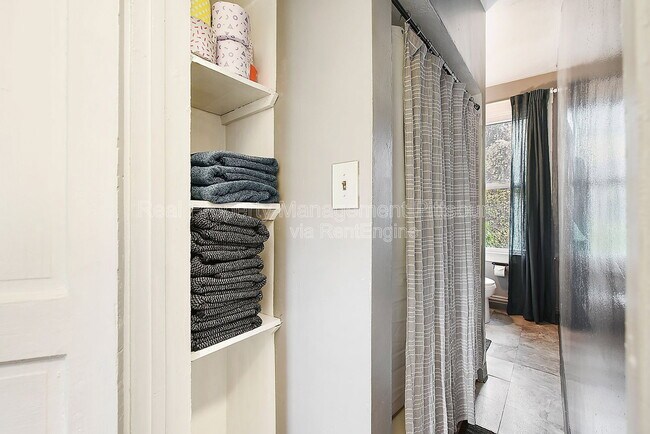 Building Photo - 320 Greenfield Ave