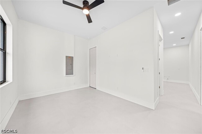 Building Photo - 1805 W 10th St