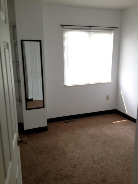 Building Photo - 3 bedroom Condo with updated Kitchen and B...