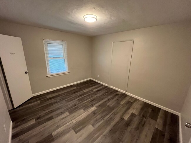 Building Photo - Spacious Three Bedroom One Bath Home Comin...