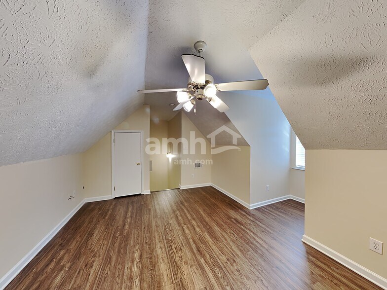 Building Photo - 515 Chaseridge Dr