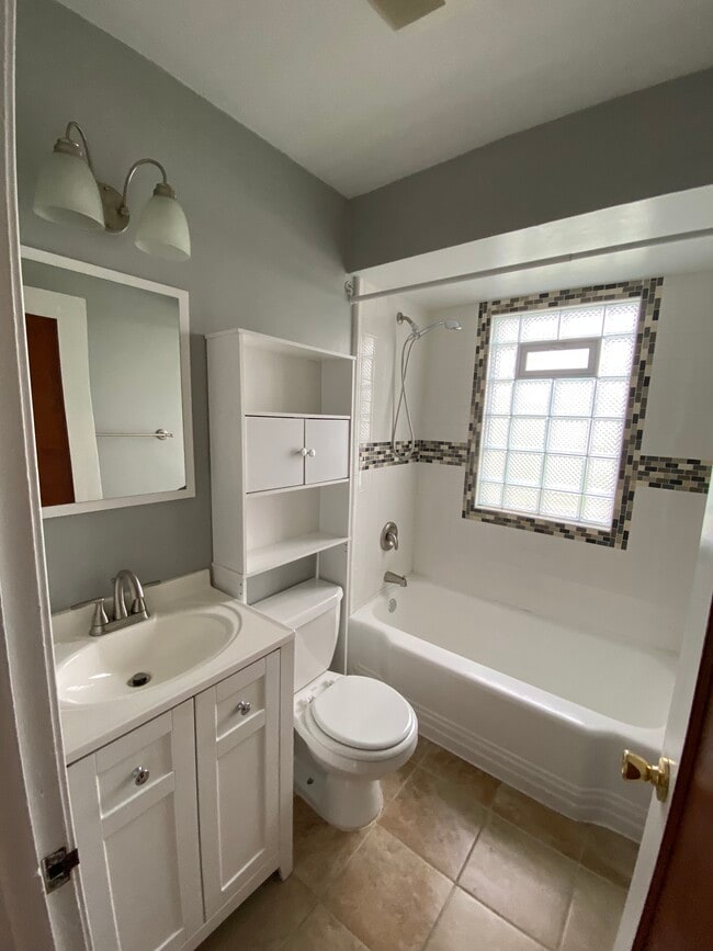 Building Photo - 1577 Lindbergh St