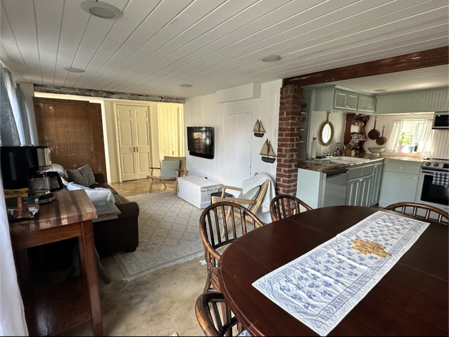 Living area - 403 E 53rd St