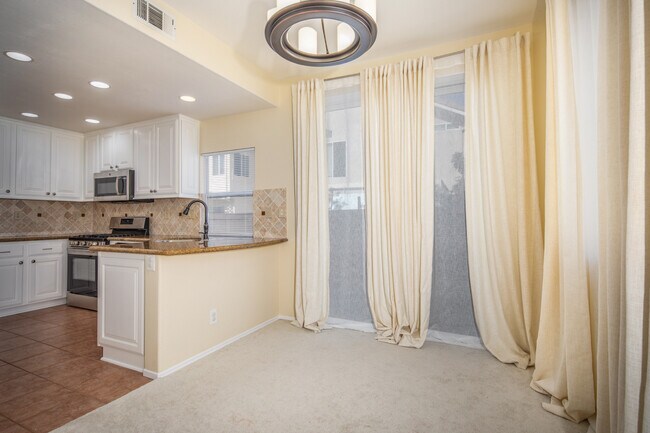 Building Photo - 1 Quebec