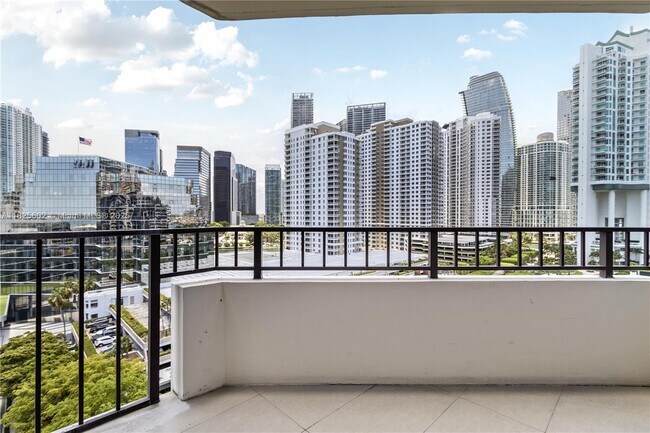 Building Photo - 520 Brickell Key Dr