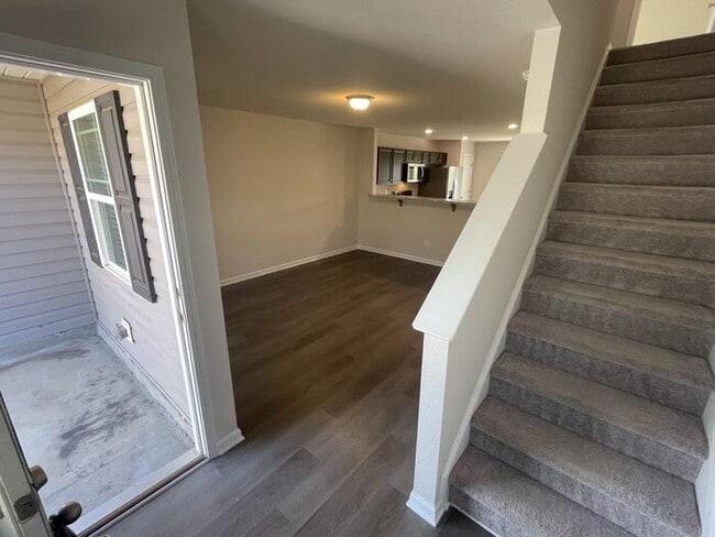 Building Photo - 2bd 2.5 Bathroom Townhome!