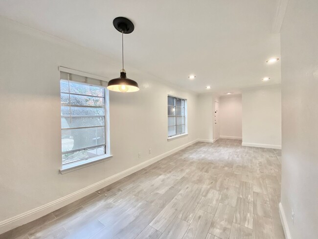 Building Photo - Recently Renovated 2 bed with Private Pati...