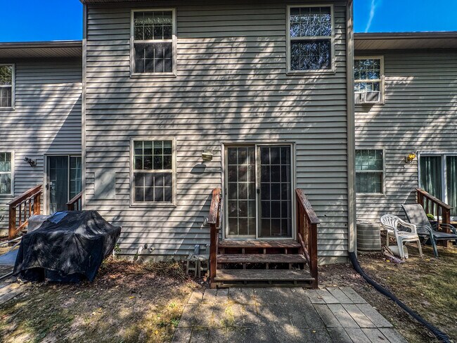 Building Photo - 19 Hawthorne Dr