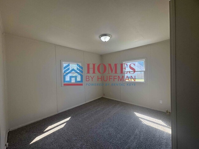 Building Photo - 3 Bedroom Home | 2 Car Detached Garage