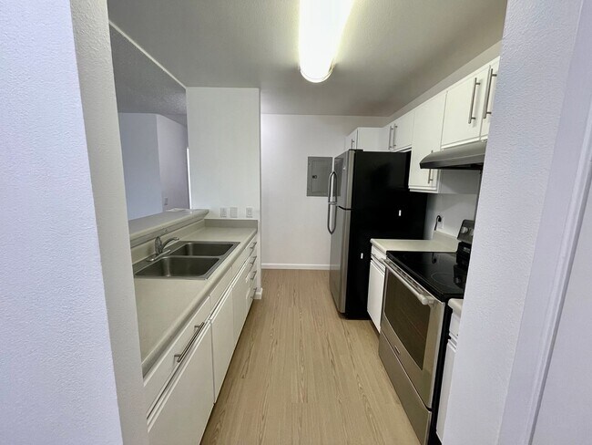 Building Photo - Discover a refreshed 2-bedroom, 2-bathroom residence in Mililani Mauka, complete with 2 parking s...