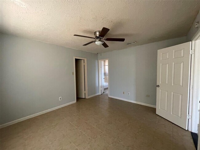 Building Photo - 13911 Cravenridge Dr