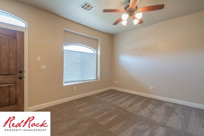 Building Photo - Beautiful Southgate Townhome!