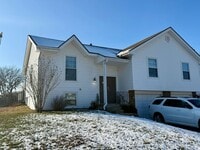 Building Photo - 3BR Duplex with Garage & Fenced Yard