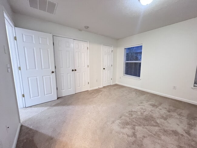 Building Photo - 302 Cherry Way