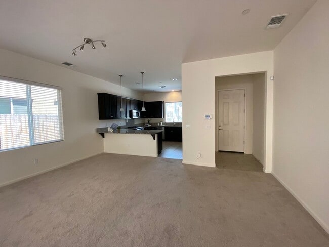 Building Photo - 3 Bedroom 3 Bathroom Home with Open Floor ...