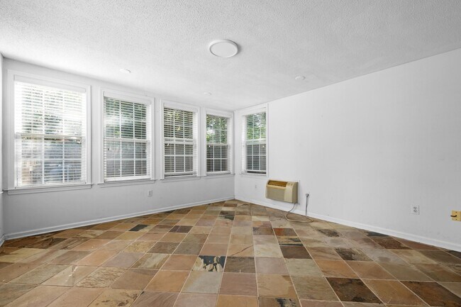Building Photo - 1539 Brookside Dr