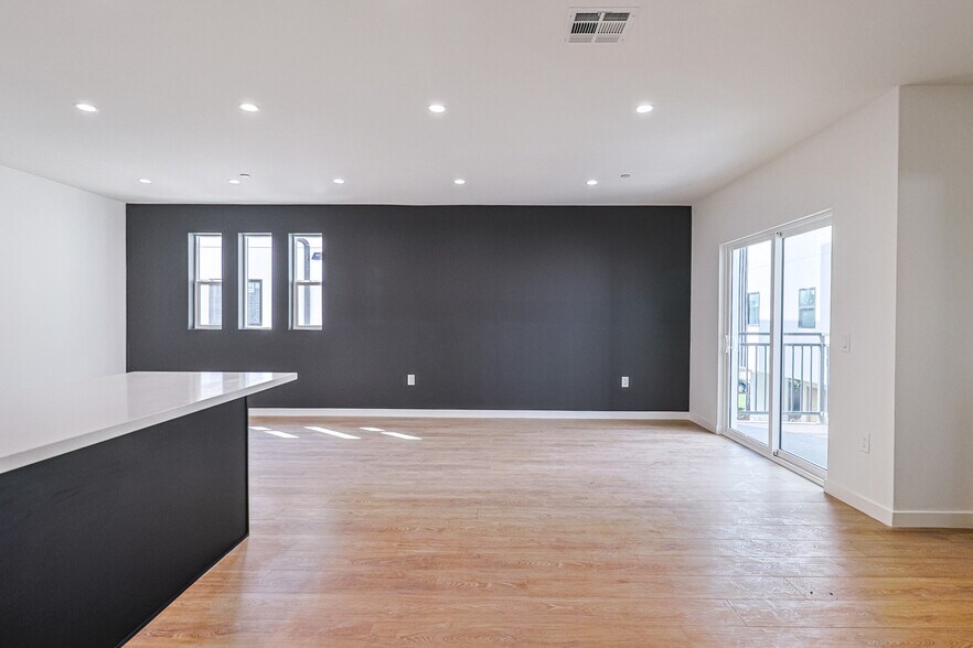 Building Photo - 1227 N June St