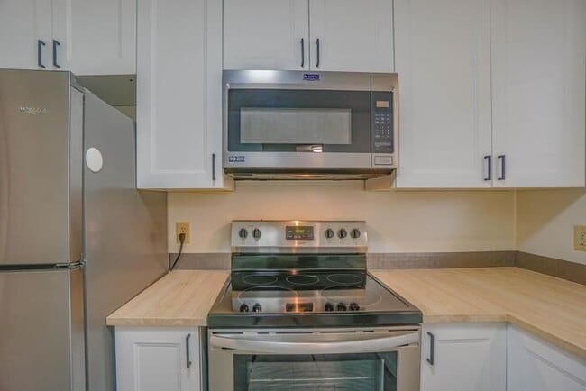 Building Photo - THREE BEDROOM TOWN HOME WITH GARAGE IN HAZEL DELL