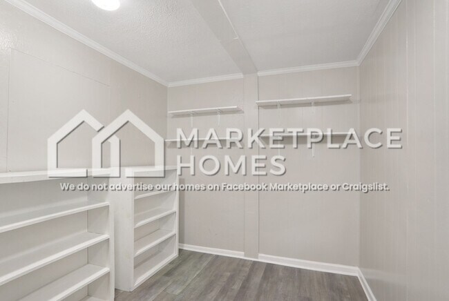 Building Photo - 8206 Huntington Dr