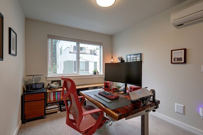 Building Photo - Beautiful and Spacious 4bd/4ba Townhome Av...