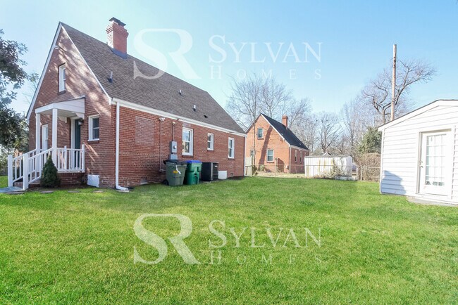 Building Photo - Classic amenities with modern convenience