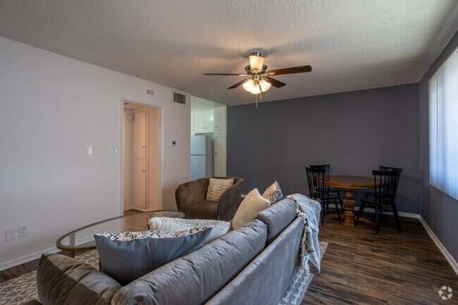 1BR, 1BA - 550SF Living Room - Beau's Apartments on Flower