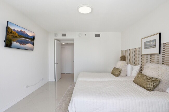 Building Photo - 3210 S Ocean Blvd