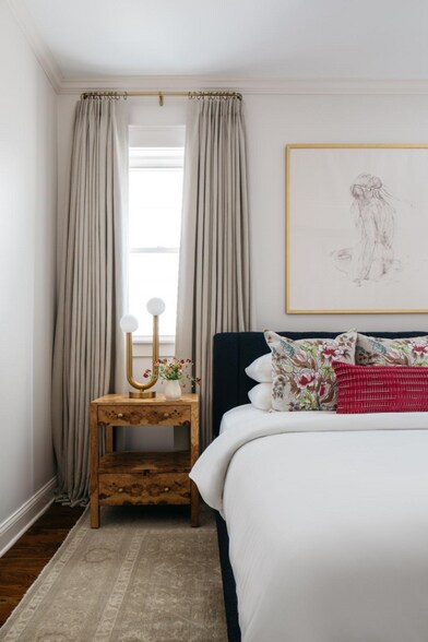 Building Photo - 1040 W Roscoe St