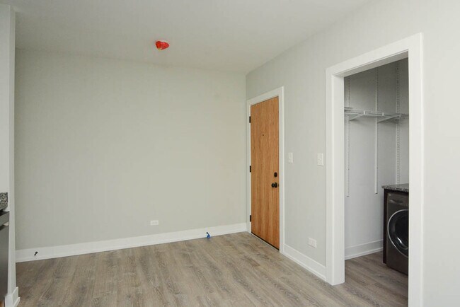 Building Photo - 426.5 W Belden Ave