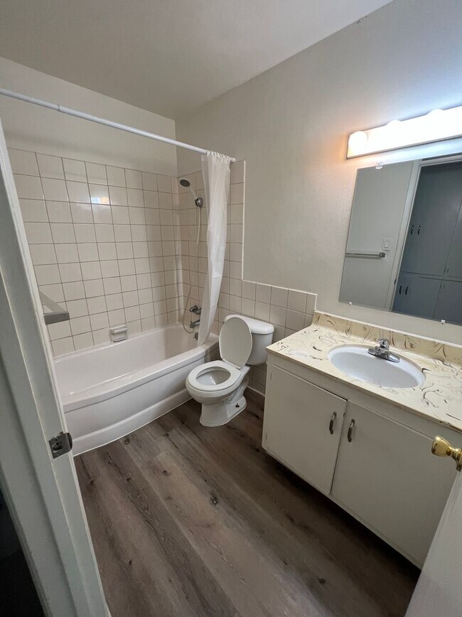 Building Photo - 4 bedroom 2 bath,  fenced yard w/ fruit tr...