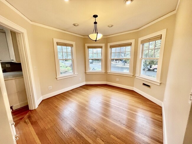 Building Photo - Rare Find, Large 3bd/2bathroom (w/ Bonus Rooms) House Near Rose City Golf Course