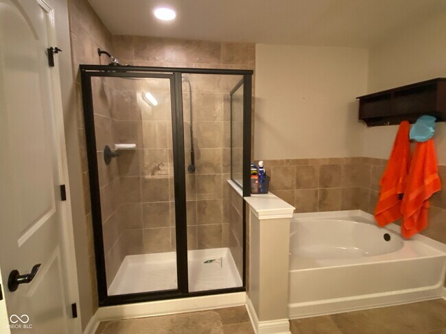 Building Photo - 6750 Woodcrest Dr