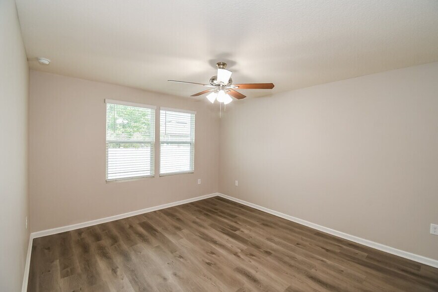 Building Photo - 2035 Pebble Point Dr
