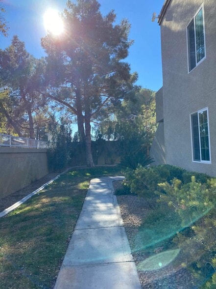 Building Photo - 3145 E Flamingo Rd